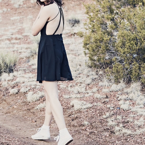 Little black dress, open strappy back - Picture 5 of 5